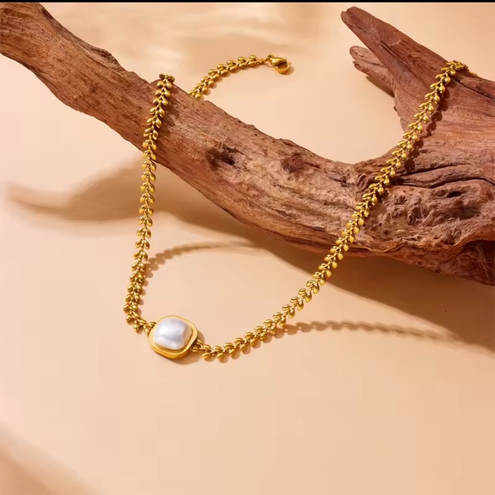 Chic 18k Gold plated stainless steel Necklace with Pearl Accent - Picture 2 of 7